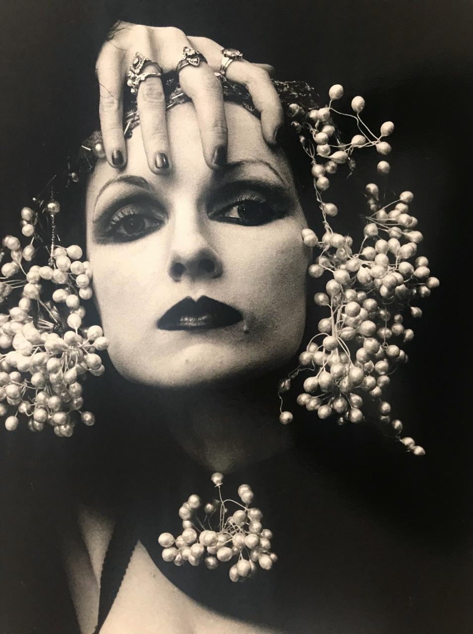 * Irina IONESCO photographe controversée Le mois de juillet dernier s'éteignait Irina IONESCO, photographe française, considérée comme une icône gothique et grande dame de la photographie érotique. D'origine roumaine, elle grandit dans le milieu du cirque et entreprend une carrière d'acrobate. Pendant quelques années, elle est la compagne du peintre d'avant-garde néerlandais Guillaume Corneille, fondateur du mouvement Cobra. C'est d'ailleurs Corneille qui lui offre son premier appareil photo!