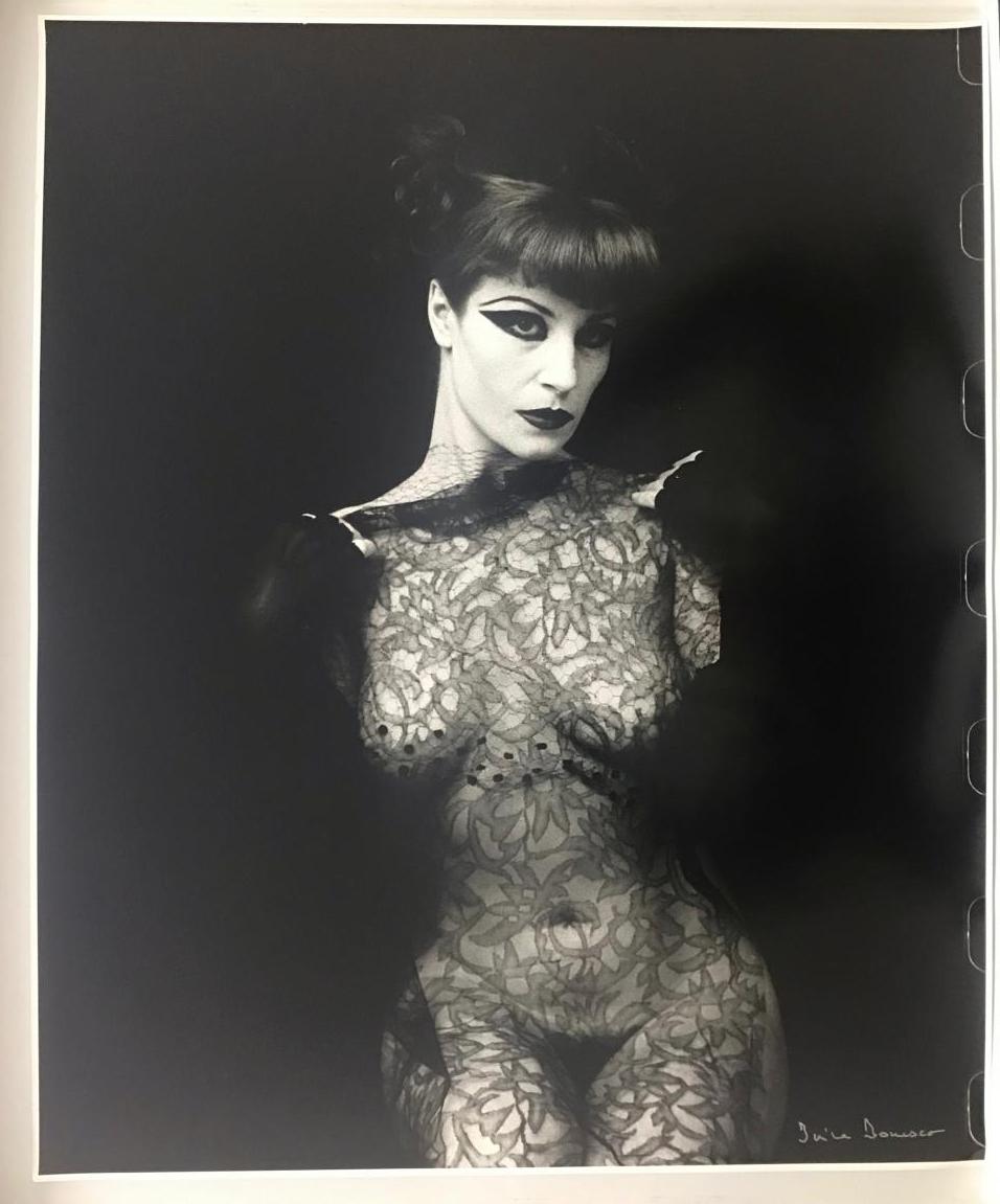 Irina Ionesco rencontre le succès dès les années 1970 avec des photographies théâtrales. L'artiste met en scène des femmes savamment habillées et parées de bijoux. Les objets présents dans ses photographes incarnent une grande force symbolique. Elle met en avant la femme fatale, dangereuse, mais aussi magique. Ces photographies provocantes et érotiques paraissent dans de nombreux magasines. La controverse autour de cette artiste tient à plusieurs photographies où sa fille pose en modèle. Eva Ionesco relate son enfance dans le film My little princess.