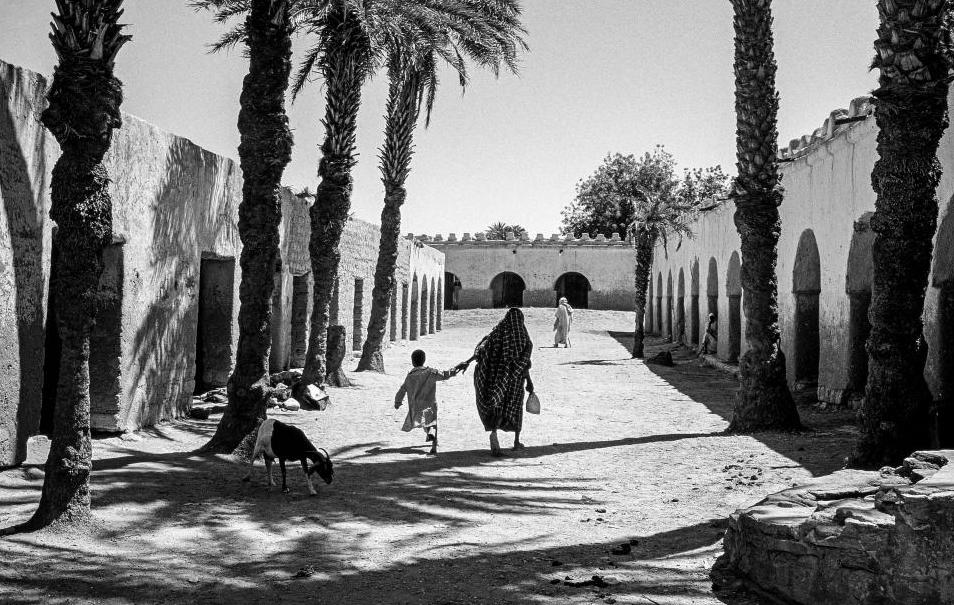 * José Nicolas photojournaliste José Nicolas est un photographe français né à Casablanca. Fils de militaire, il parcourt l'Afrique jusqu'à ses 10 ans où il intègre un lycée militaire. Sa carrière commence dans les unités parachutistes et il se voit envoyé en mission notamment en Afrique et au Moyen-Orient. A l'âge de 21 ans, il achète son premier appareil photo qui va l'accompagner lors de ses missions. Il capture des moments d'une puissance rare dans des pays en conflit. En 1984 il est engagé dans l'agence Sipa en tant que photoreporter.