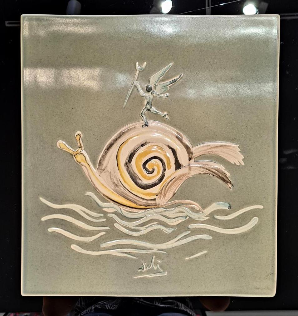 Et voici un joli carreau de céramique d'après Salvador Dali !