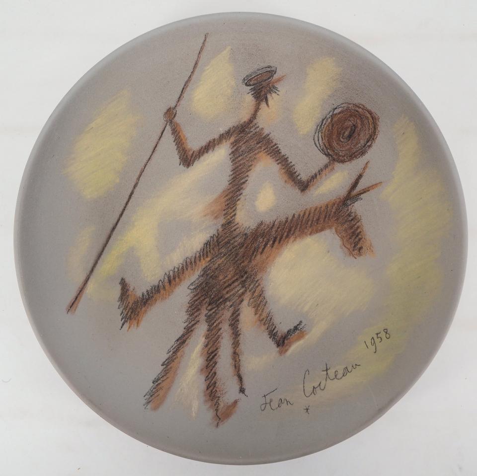 Jean Cocteau (1889-1963), artiste, poète et cinéaste prolixe, a pratiqué de nombreux médium. Sa production variée est à l'image de sa vie tumultueuse et du renouvellement incessant dont il fait preuve. Son intérêt pour la céramique s'étend entre 1957 et 1963. Il en dira
