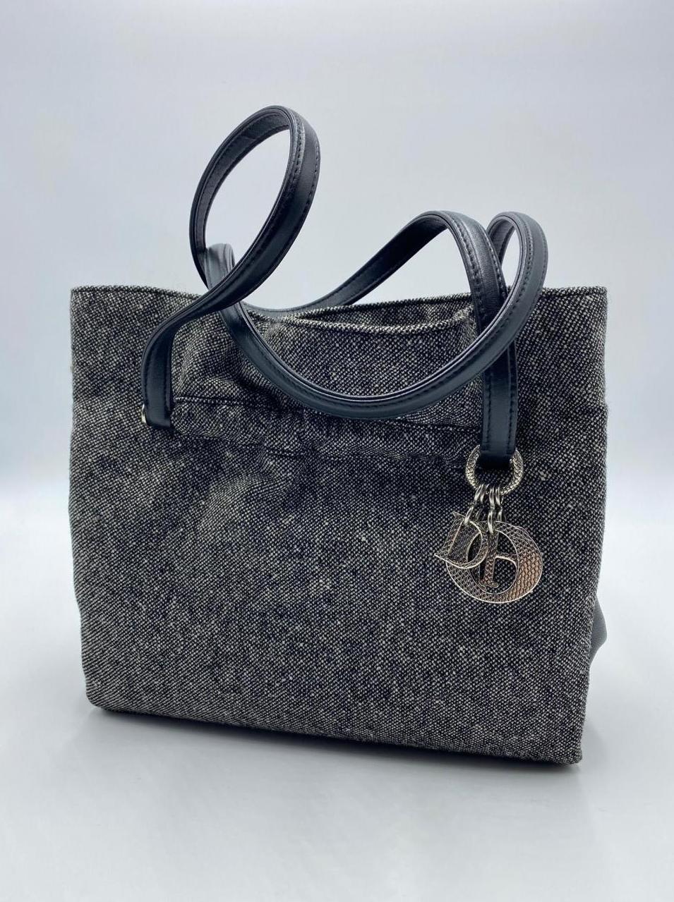 Un sac DIOR à moins de 1000 euros? C'est par ici! Look Vintage pour cette pièce assez rare, chic et pratique avec ses longues anses permettant de le porter à l'épaule.
