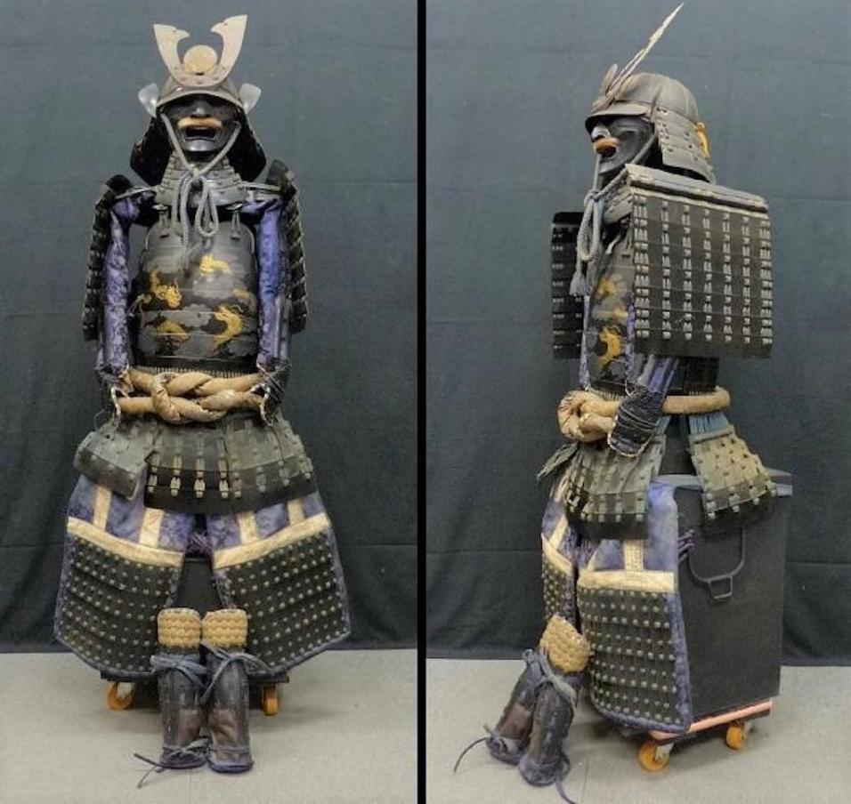 * ARMURE JAPONAISE Au Japon, à partir du XIIème siècle, les guerriers de haut rang se parent d'armures O'yoroi. Ces armures sont destinées aux archers à cheval. Elles doivent donc être légères et pratiques pour permettre l'amplitude de mouvements nécessaire au tir à l'arc. Les armures sont constituées d’un casque (kabuto), d’une cuirasse (dô) et de grandes épaulières (ôsode). Le casque constitué de plaques de métal rivetées, protègent aussi le visage et la gorge grâce à 2 grandes ailes (fukigeashi). La cuirasse était complétée par un tablier fendu (kusasuri) et composée de plusieurs plaques de fer. Ce type d'armure est souvent recherché par les collectionneurs et les passionnés du Bushido (mieux connu sous le nom de « voie du guerrier », un code de conduite et un mode de vie des samouraïs).