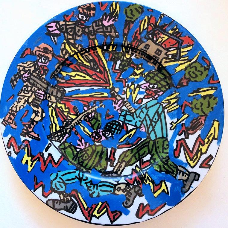 Feu les soldats Une assiette à la pointe de l’art ! Combas est un artiste complet qui se confronte à tous les défis que peut rencontrer un artiste. Ici se confondent la finesse de la porcelaine de Limoges et la force des balles des soldats qu’il représente. En restant dans la violence de ses sujets, il joue avec les limites tangibles de la fragilité humaine.