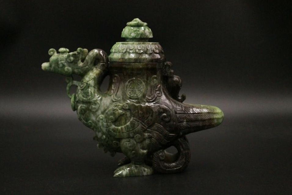 En Chine, la pierre de jade a une grande importance. Elle est considérée comme le plus noble des minéraux. Sa couleur, généralement verte, peut arborer tout un camaïeu de teinte, que l’on retrouve très régulièrement dans la sculpture chinoise. Tout comme le lapin dans le zodiaque, elle est un symbole de paix, et même un porte-bonheur.
