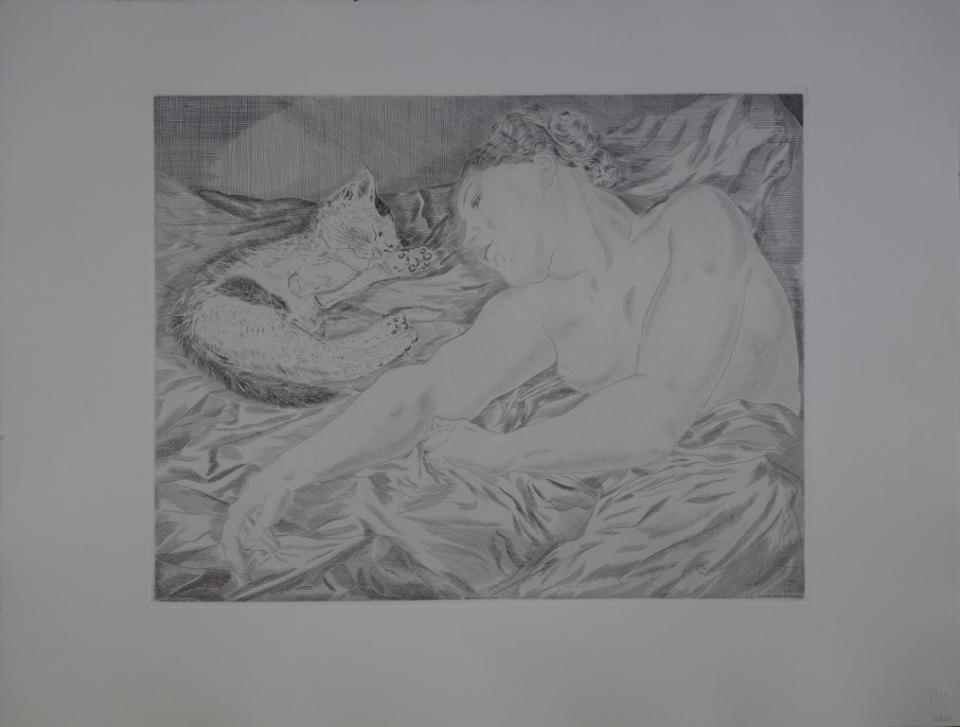 Outre les portraits, le chat est une figure emblématique de l’œuvre de Foujita. N’hésitant pas à en faire de véritables symboles, il les associe parfois à ses modèles de nus féminins et explore avec élégance leurs attitudes. Foujita montre régulièrement dans ses œuvres la délicatesse singulière de ces scènes qui le rendent unique. En effet, il est plus rare de trouver des représentations de groupements de chats. La Bataille des chats est une allégorie marquante de la guerre que peint l’artiste. Ici, il préférera une composition plus tendre. Et vous, quelle œuvre de Foujita vous a le plus marqué ?