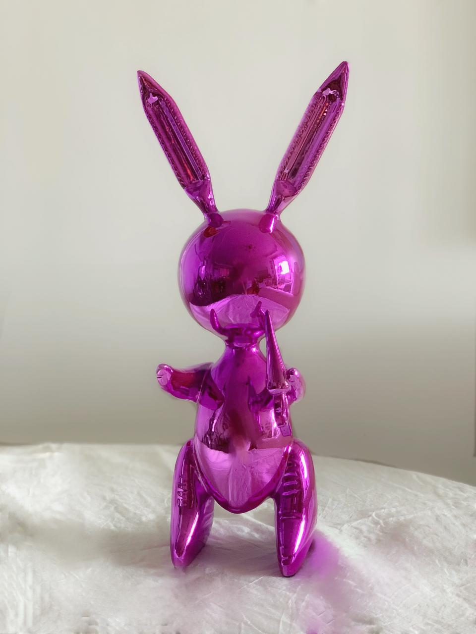 Génie de l’art contemporain ou artiste toxique, comme il peut parfois être qualifié, Damien Hirst n’en a pas moins un passé d’académicien. Admis au Goldsmith’s College of Art en 1986, il étudie les beaux-arts et trouve ses inspirations parmi les plus grands artistes, Rembrandt, Marcel Duchamp, Francis Bacon, et auprès de ses contemporains, comme Jeff Koons.